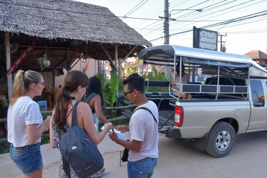 Koh Lanta: 4 Islands and Emerald Cave Tour by Longtail Boat - Koh Chueak brings the first swim