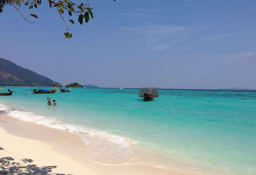 Koh Lipe: 5 Island Snorkeling Trip by Longtail Boat w/ Lunch - Jabang: beautiful coral with a crowded first stop