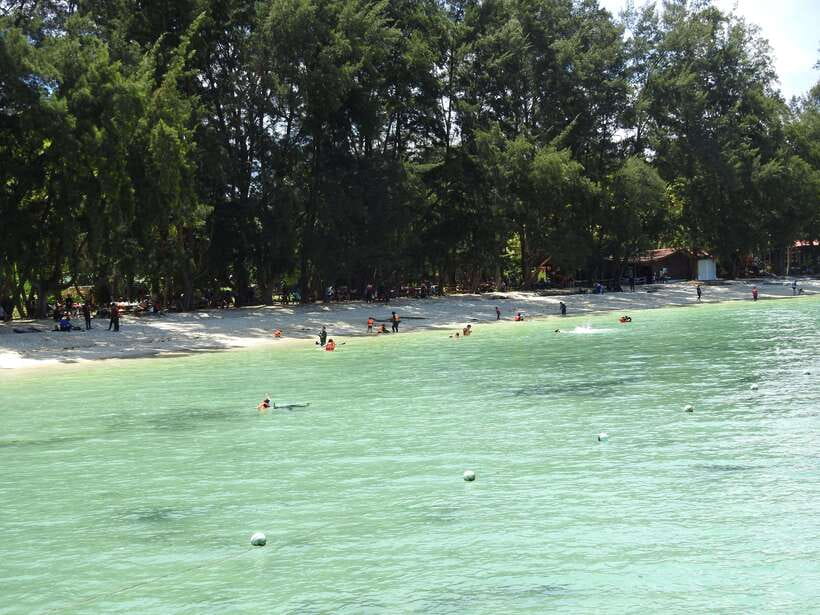 Kota Kinabalu: Island Hopping with Snorkeling & Meal - Why the crowding matters