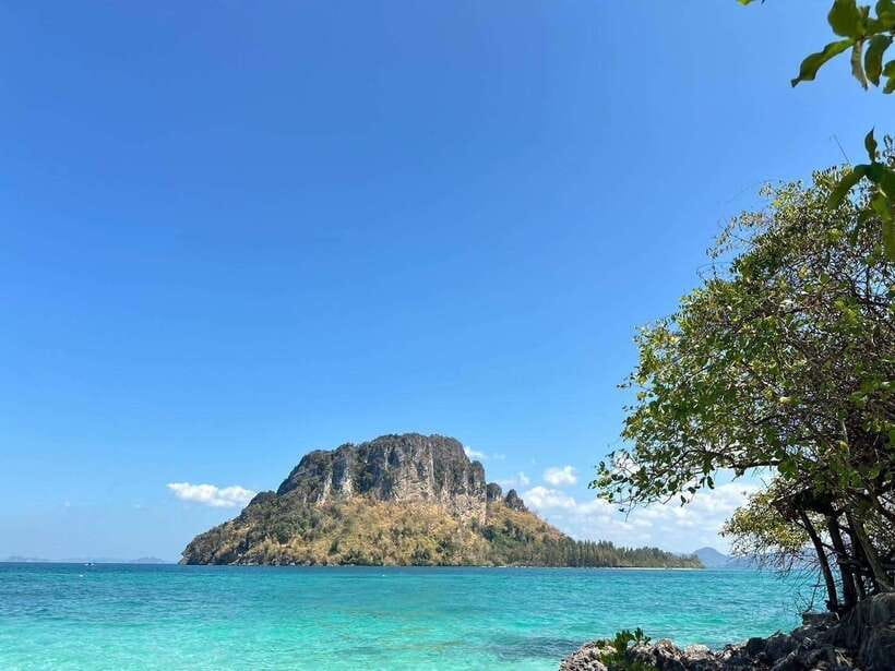 Krabi: 4-Island Speedboat Tour with Lunch - Lunch and swimming on Poda Island