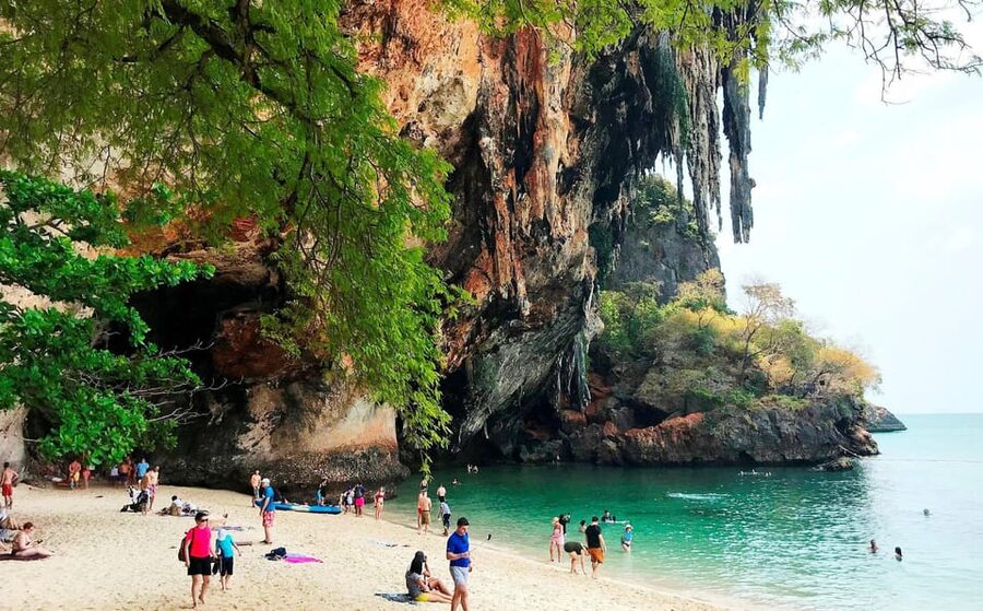 Krabi: 4 Island Whirlwind Tour with Caves, Sandbars & Reefs - Lunch and free time on Poda Island