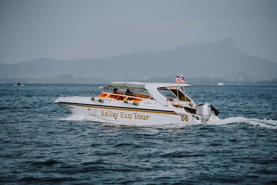 Krabi: 4 Islands Private Luxury Speed Boat Tour - Beach lunch with fruit, coconut, and cold drinks