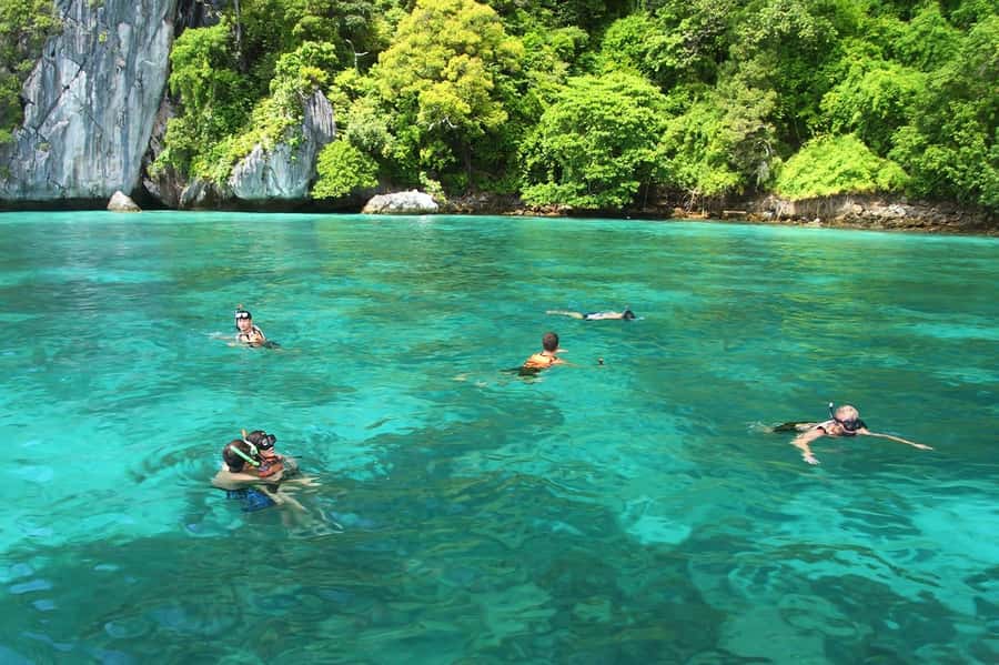 Krabi: Early Bird Phi Phi, Maya & 4 Islands Speedboat Tour - Lunch on Phi Phi Don breaks up the busy morning