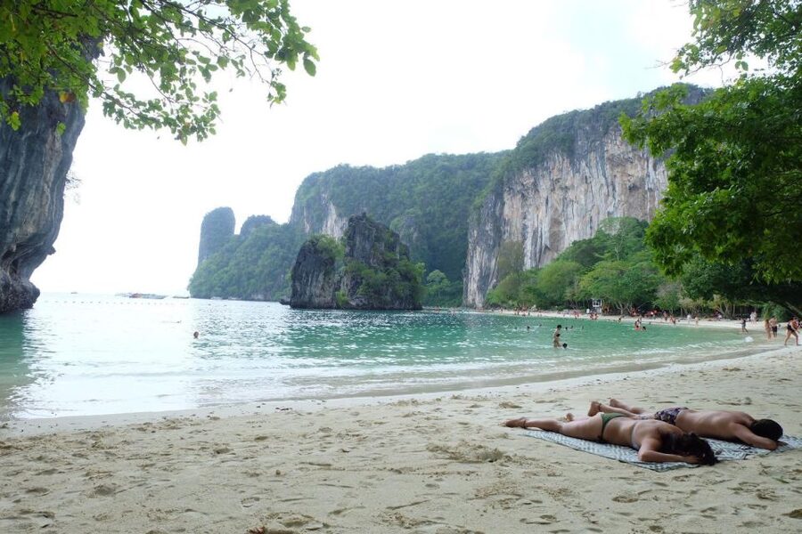 Krabi: Hong Islands Day Tour by Longtail Boat - Guides, Group Size, and How the Day Is Managed