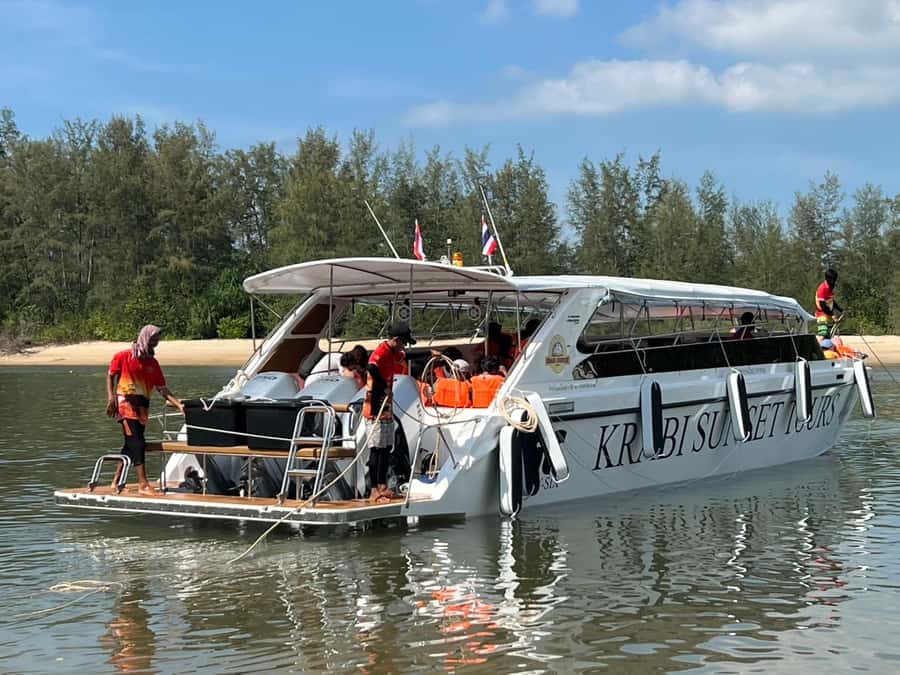 Krabi: Phi Phi Island Sunset Maya Bay and Four Islands Tour - What the crew does well
