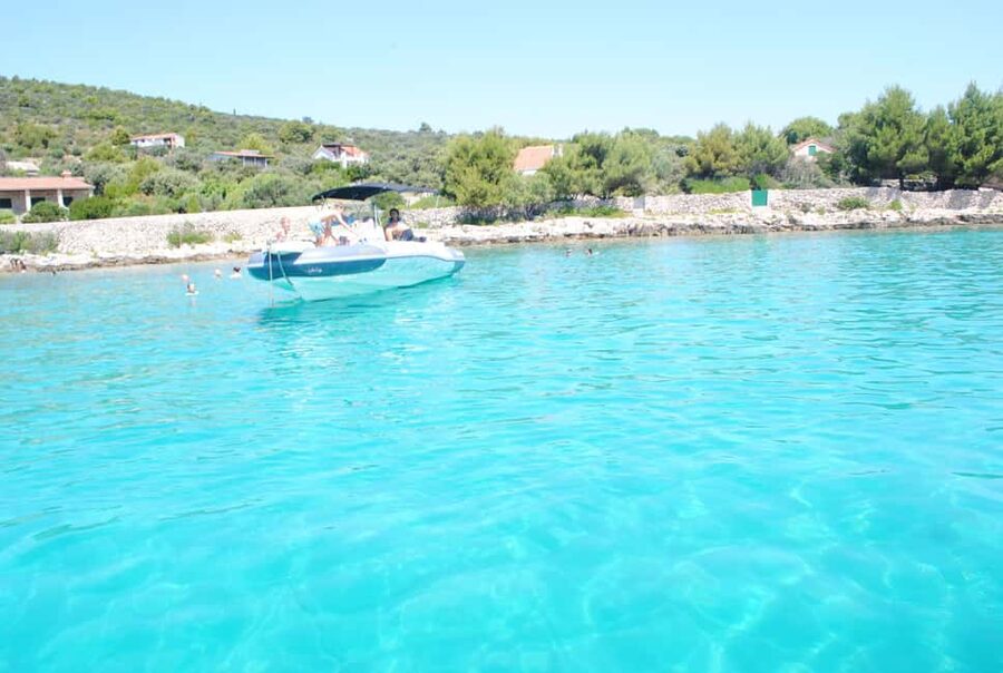 Krknjaši Blue Lagoon 3-Island Tour - Maslinica: a quieter final stop