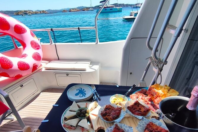 La Maddalena Archipelago Tour with Motorboat DC12 - Communication and the Human Side of the Day