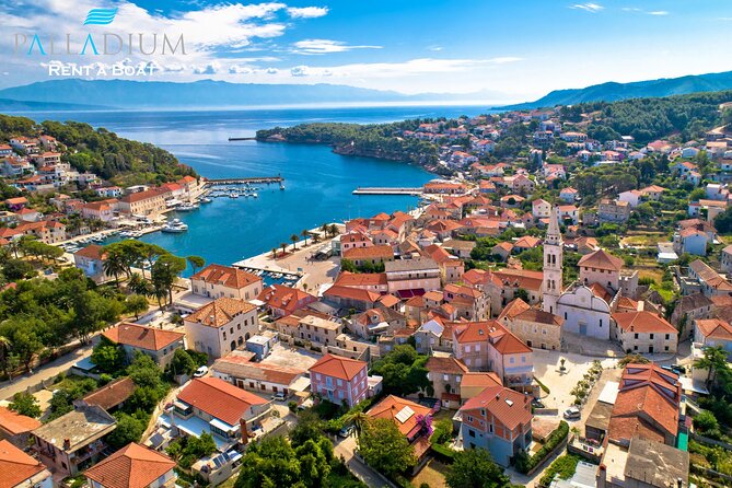 Makarska: 3 Island Speedboat Tour with Little Blue Cave & Lagoon - One hour in Jelsa gives the trip breathing room