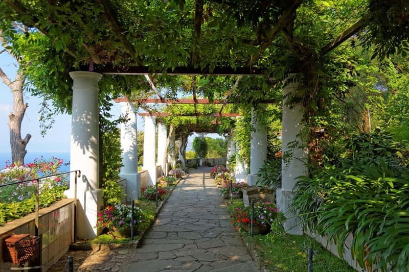 Marina Grande: Guided Capri Island Hop-On Hop-Off Bus Tour - Capri town and the walk to the Piazzetta