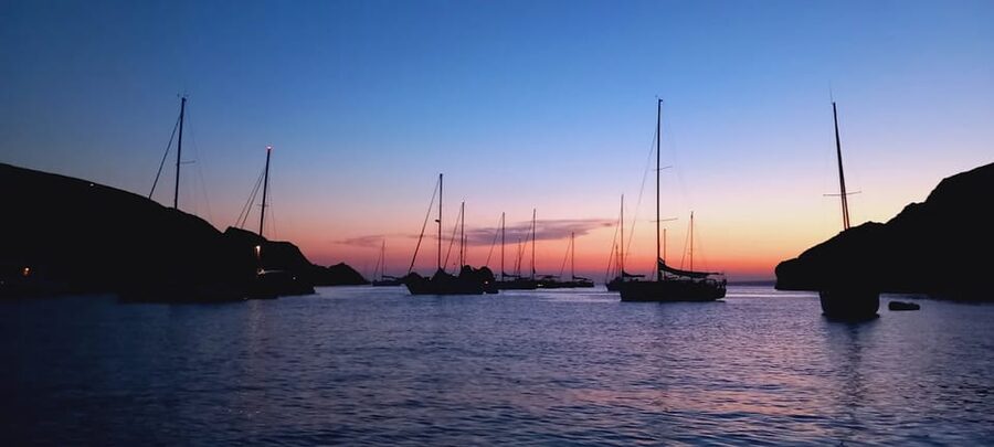 Marseille: Sunset Frioul Archipelago Boat Cruise - Vallon des Auffes and the Kennedy Corniche
