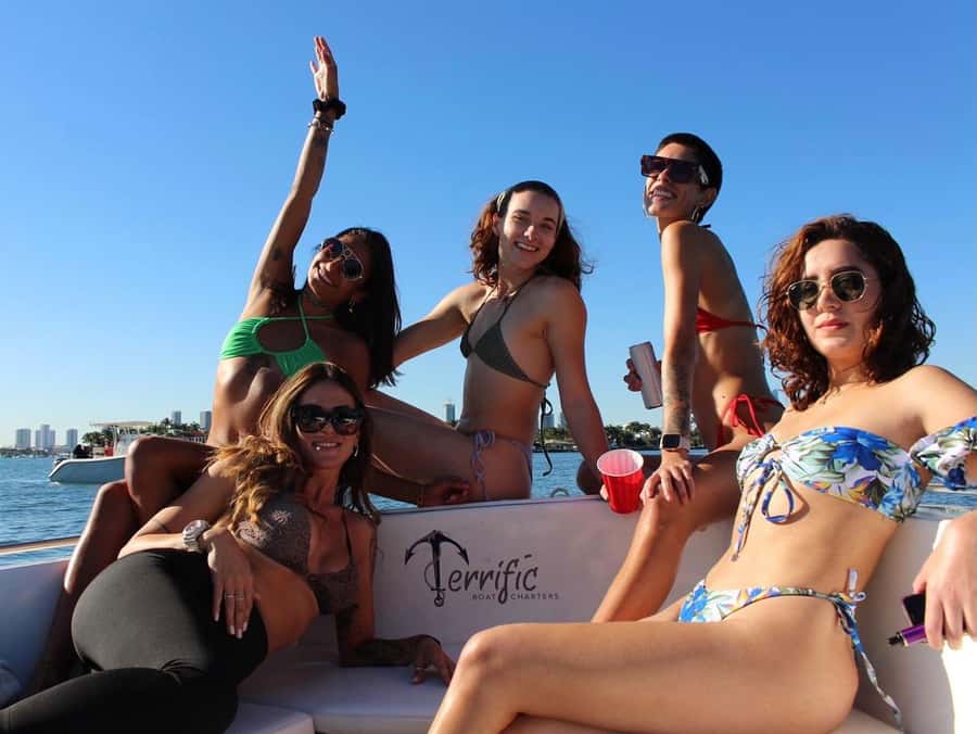 Miami: 4-Hour Island Hopping Boat Trip with Water Toys - Riding the 23-foot Formula Thunderbird