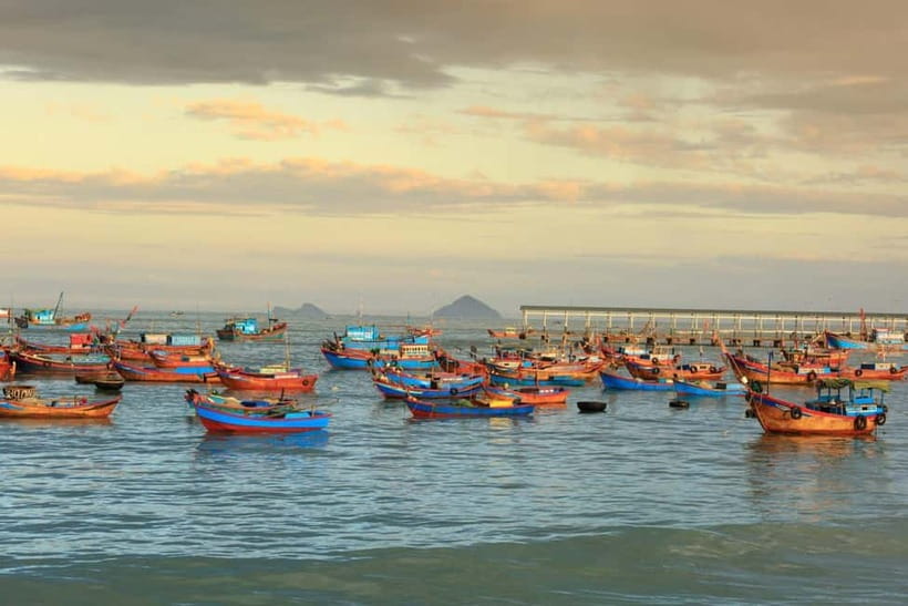 Nha Trang: 3 Islands Tour with Mud or Beach Fun - Vietnamese seafood lunch by the water