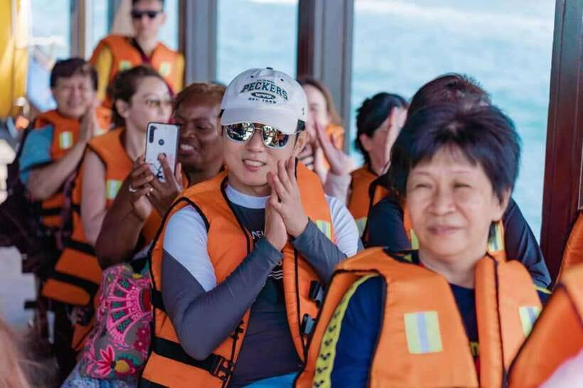Nha Trang: Island Hopping Boat Tour with Snorkeling & Lunch - Floating-bar happy hour on the water