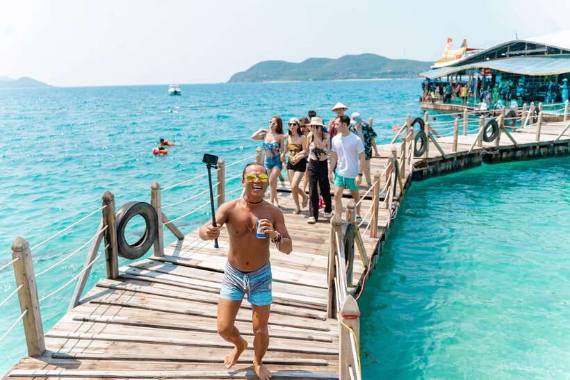 Nha Trang: Island Hopping Tour with Snorkeling and Lunch - Happy hour at the floating bar