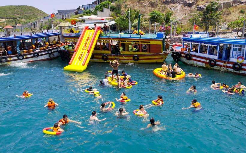 Nha Trang: Island Hopping Tour with Snorkeling and Lunch - Leaving town for Nha Trang Bay