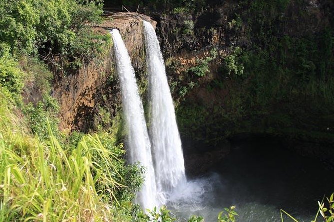 One-Day Tour Hawaii Movie Tour: Island Hopping from Oahu to Kauai - Wailua Falls, Hanamaulu Bay, and familiar movie scenery