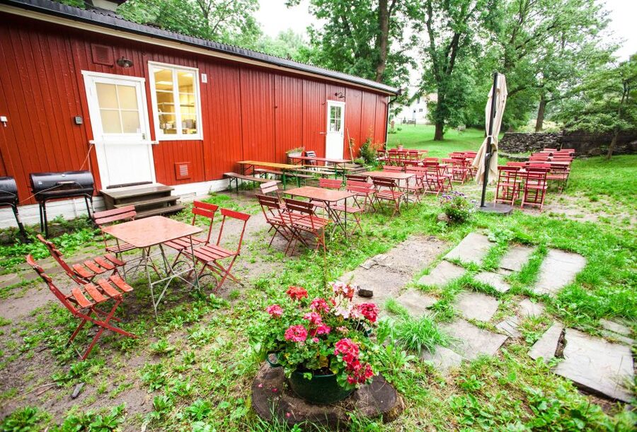 Oslo Island Walks: Island Hopping Tour - Lindøya: summer cottages, gardens, and a possible swim