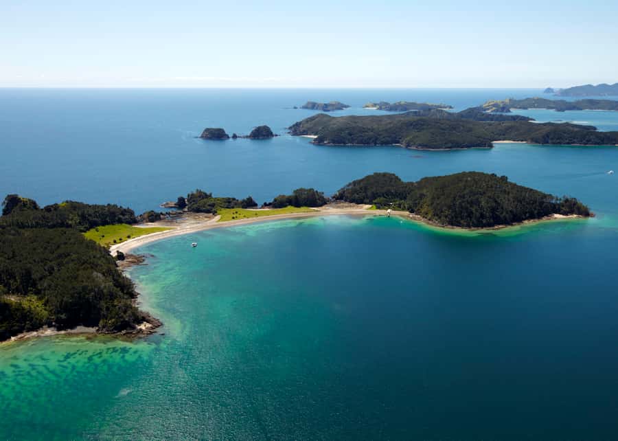 Paihia/Russell: Hole in the Rock Cruise with 2 Island Stops - Cape Brett and the famous lighthouse