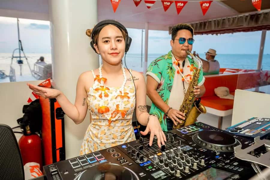 Pattaya: 3 Islands Hopping Day Tour on Catamaran with party - From water sports to a pool party