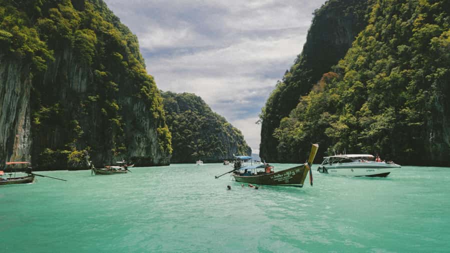Phi Phi: Exclusive Full Day Longtail Boat to 7 Islands - Sunset, food, and the captain’s role