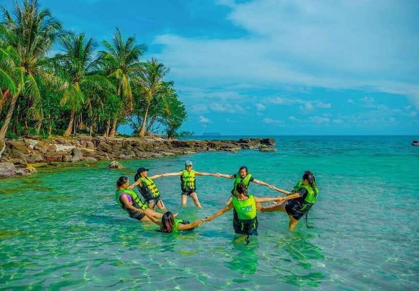 Phu Quoc: Cable Car Ride and 3 Islands Boat Tour with Lunch - Lunch aboard the boat