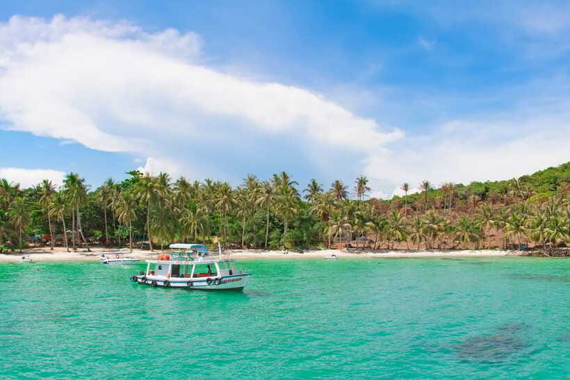 PHU QUOC TRIP 2: 2 ISLANDS BY BOAT - Lunch on the boat keeps the schedule moving