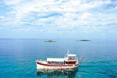 Poreč: Panoramic Morning Cruise Among 20 Islands with Drinks