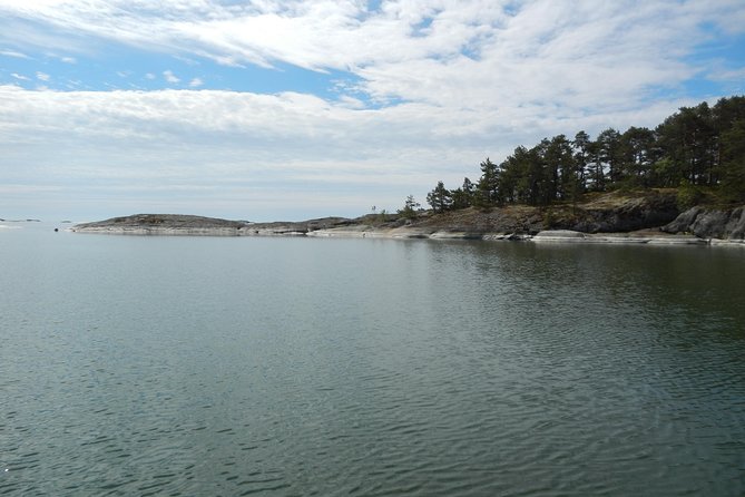 Private Boat Excursion into The Archipelago of Tammisaari - A shore stop with simple snacks