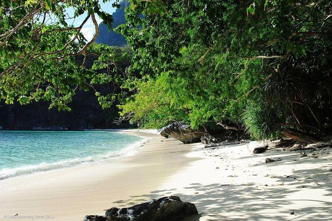 PRIVATE El Nido Tour D Island Hopping - Starting at El Nido Port at 9:00 a.m.