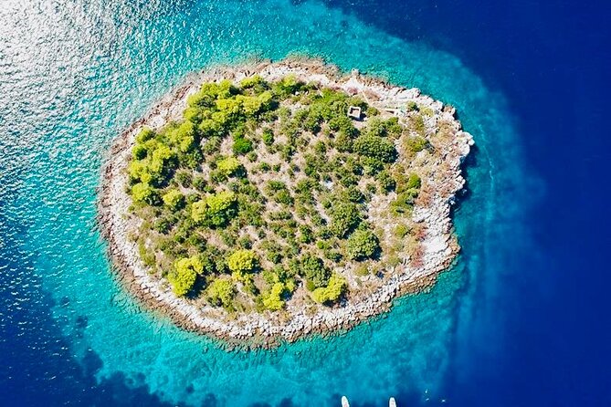Private Half-Day Boat Tour:Blue Lagoon & 2 islands From Trogir - Maslinica and the quieter cove
