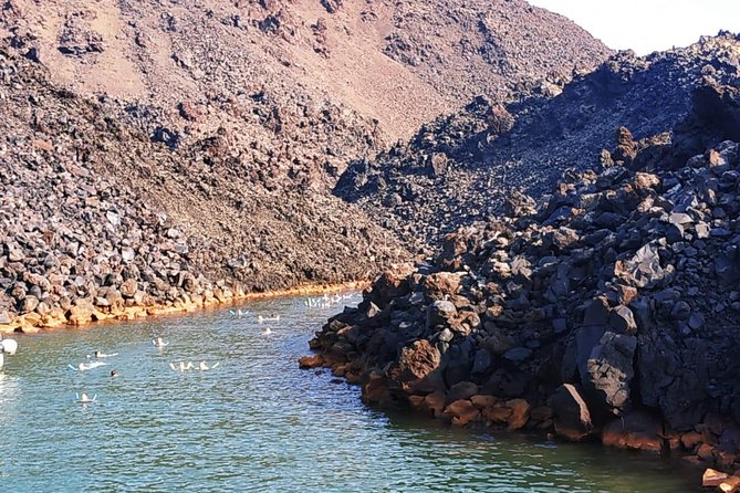Santorini Volcanic Islands Cruise: Volcano, Hot Springs and Thirassia - Crowds, languages, and the feel aboard the caïque
