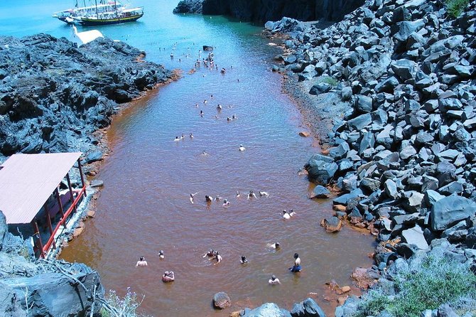 Santorini Volcanic Islands Cruise: Volcano,Hot Springs,Thirassia and Oia Sunset - Boat comfort, group size, and shade