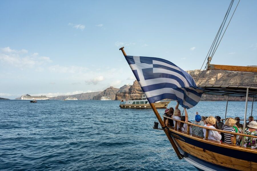 Santorini: Volcanic Islands Cruise with Hot Springs Visit - Timing, Crowds, and Comfort on the Boat