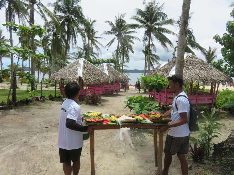 Siargao Island Hopping: Tri Island Tour - Shared and Private - Daku Island: the meal and the main stop