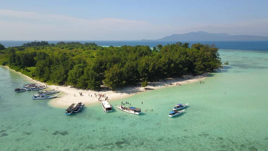 Snorkelling & islandhopping tour Karimunjawa (private tour) - The first reef around 10 a.m.