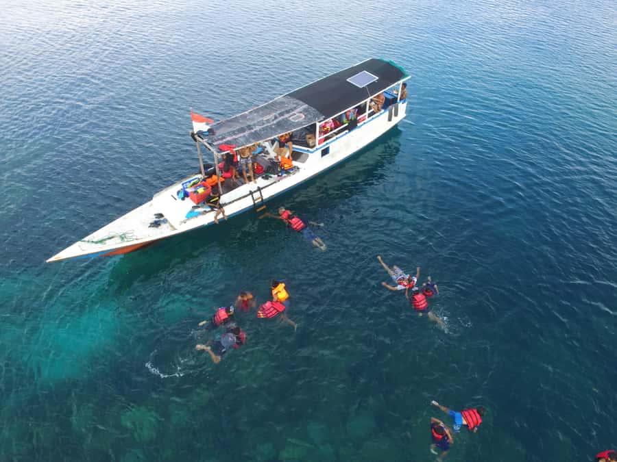 Snorkelling & islandhopping tour Karimunjawa (sharing tour) - Meeting at the harbour near Alun Alun