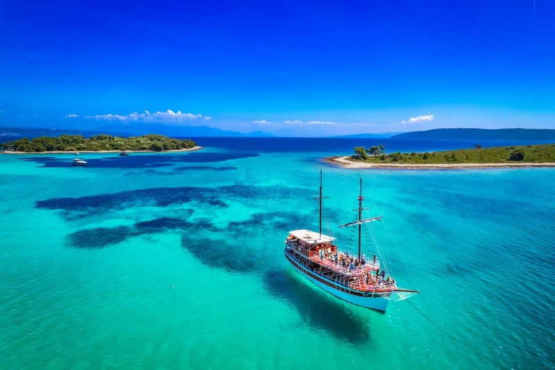 Split: 3 Island & Blue Lagoon Cruise with Lunch & Drinks - Maslinica: a village stop with lunch and swimming