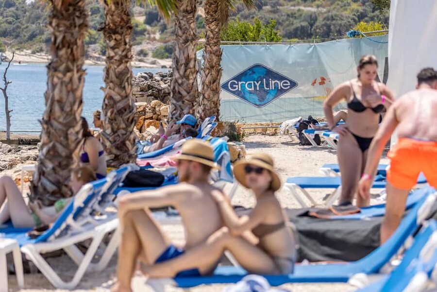 Split: Blue Lagoon & 3 Islands hopping with Lunch & Drinks - The crew and day-to-day organization