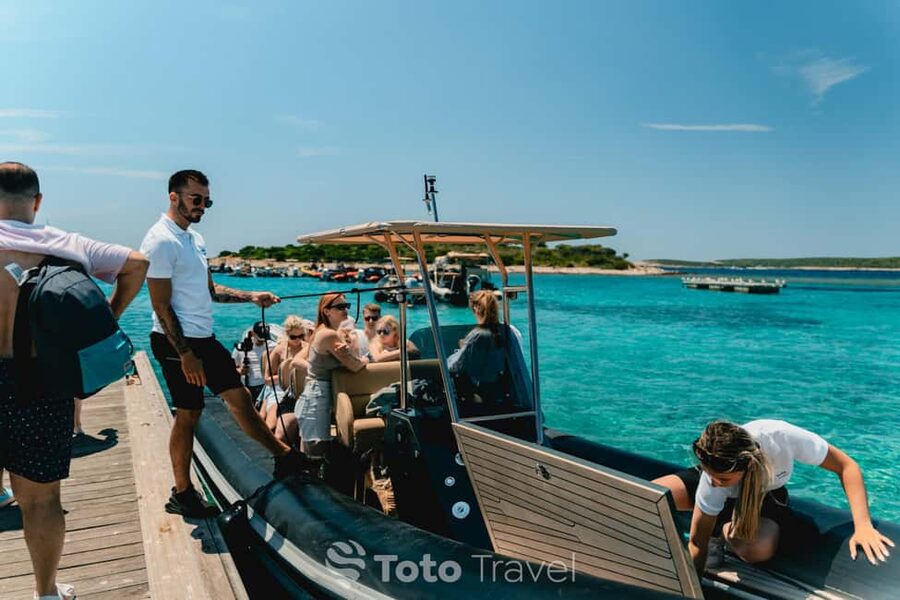 Split/Podstrana: Blue Cave, Hvar & 6 Islands Speedboat Trip - Limestone caves and Stiniva Cove