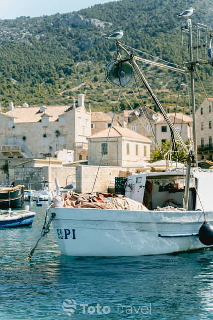 Split/Podstrana: Blue Cave, Hvar & 6 Islands Speedboat Trip - Milna on Brač: a calm final stop