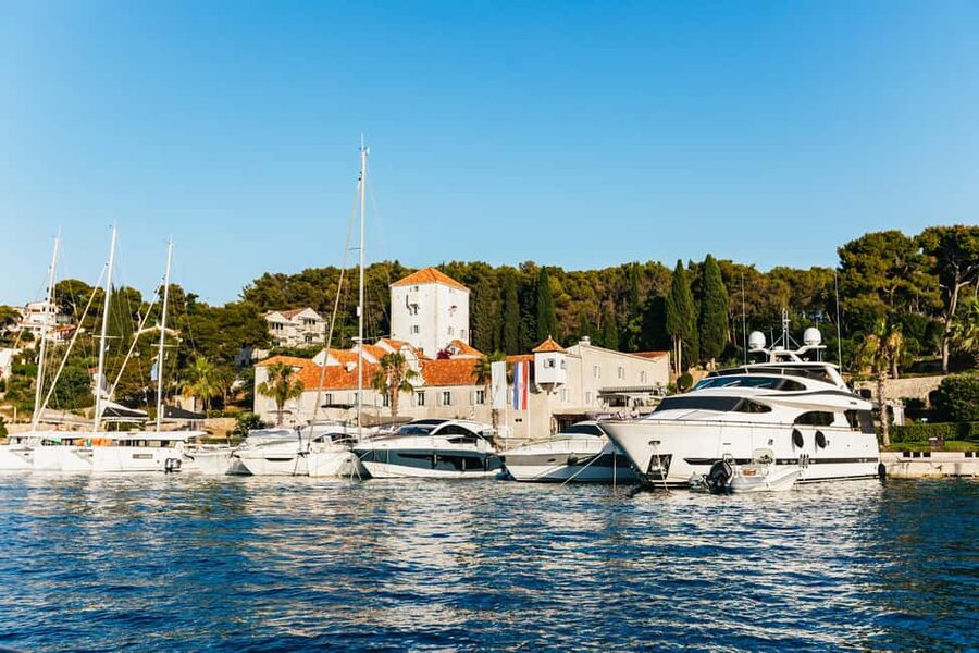 Split/Trogir: Blue Lagoon and 3 Islands Speedboat Tour - Maslinica on Šolta: a quiet final stop