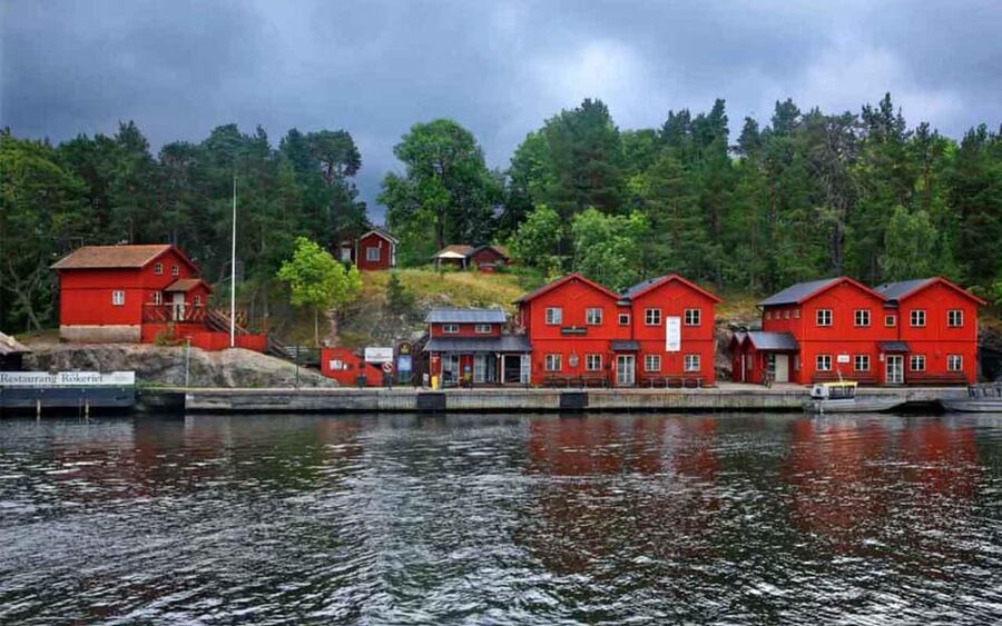 Stockholm: Archipelago Boat Tour - What the guide adds to the scenery