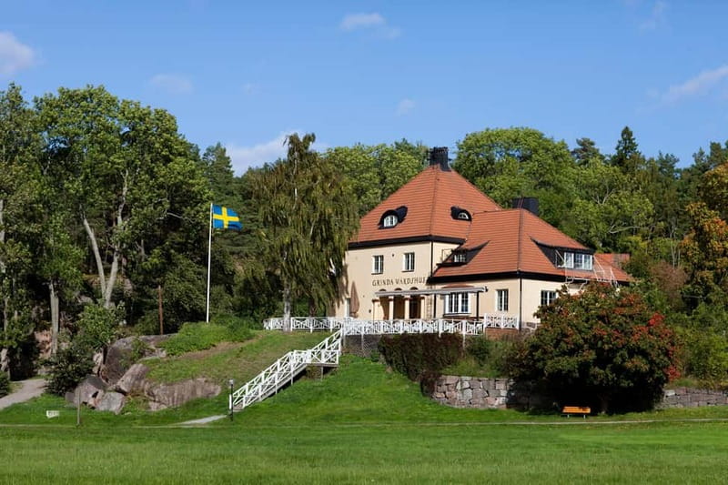 Stockholm: RIB Speed boat tour & archipelago island visit - Reading the islands from the water