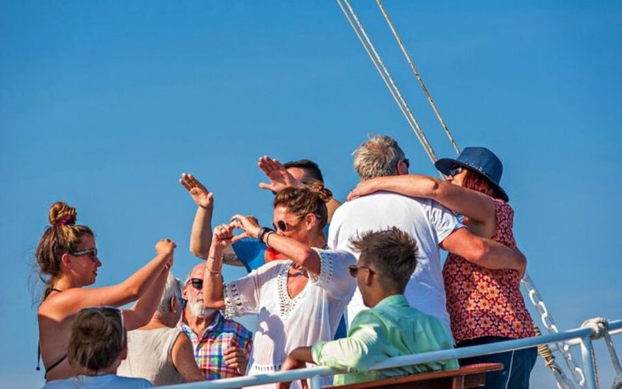 Three Island Boat Tour With Lunch - Crew care makes a difference when the weather changes