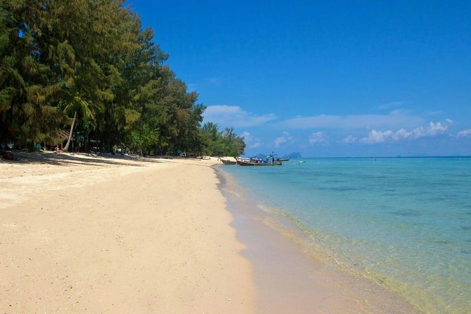 Tin Adventure Sea Tour to 4 Islands & Emerald Cave from Koh Lanta - The crew and organization matter on a day like this