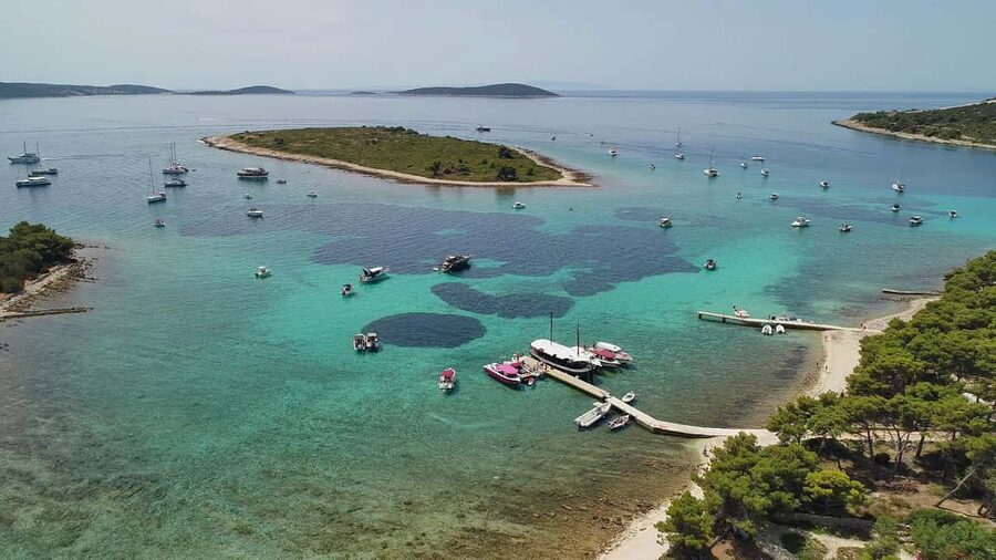 Trogir: Blue Lagoon and 3 Islands Speedboat Tour - A fast start beside Kamerlengo Castle
