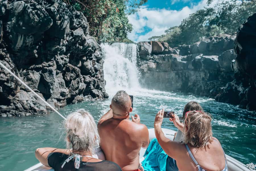 Trou d'Eau Douce: 5 Island Adventure with BBQ & Snorkeling - Ile aux Cerfs and the first look at the coast