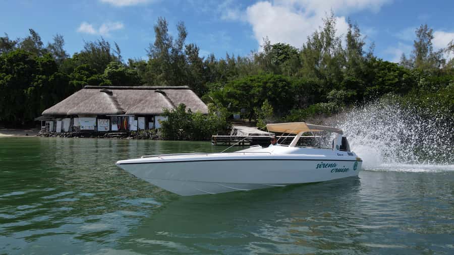 Trou d'Eau Douce: 5 Islands Tour with Snorkeling and BBQ - Île aux Cerfs, shopping, and open-water views