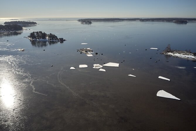 Winter kayaking in Eastern Helsinki archipelago - Paddling toward Kallahdenniemi Beach