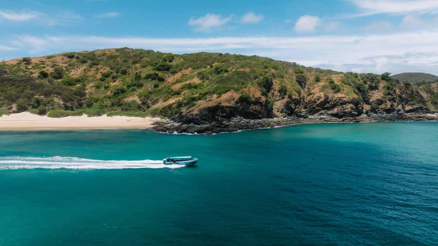 Yeppoon: Great Keppel Island Fast Boat Snorkel & Lunch Tour - A cold buffet lunch on the sand